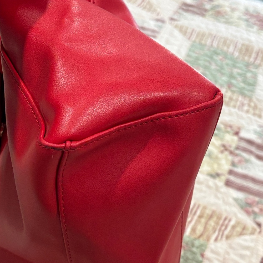 Elizabeth Arden Vibrant Red Tote - Picture 3 of 13